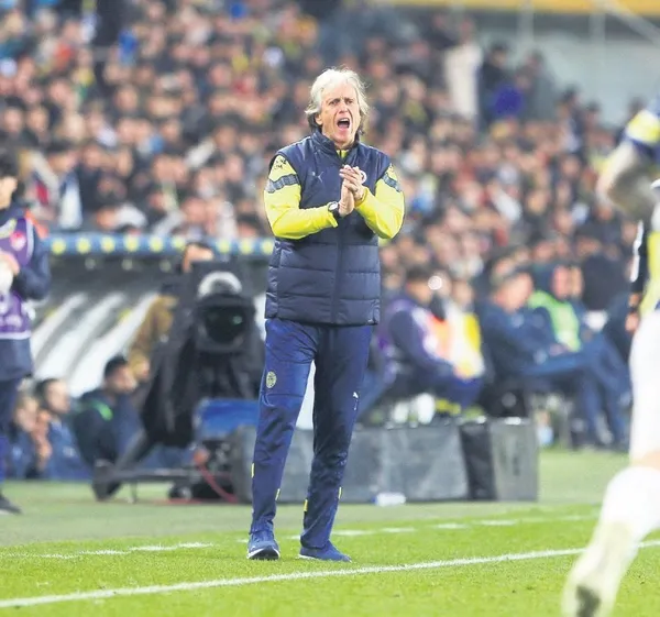 kadikoyde-dev-kapisma-fenerbahce-ile-trabzonspor-kozlarini-paylasacak-1684367164757.jpeg Kadıköy’de dev kapışma: Fenerbahçe ile Trabzonspor kozlarını paylaşacak!-10