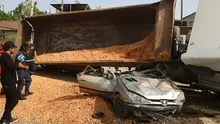 16 yaşındaki sürücünün kullandığı kamyon otomobile devrildi: Mucize kurtuluş yaşandı