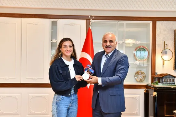 buze-naz-cakiroglu-trabzon-valisi-ismail-ustaoglu-ve-buyuksehir-belediye-baskani-murat-zorluoglunu-ziyaret-etti-1632835332243.jpg Buze Naz Çakıroğlu Trabzon Valisi İsmail Ustaoğlu ve Büyükşehir Belediye Başkanı Murat Zorluoğlu'nu ziyaret etti-3