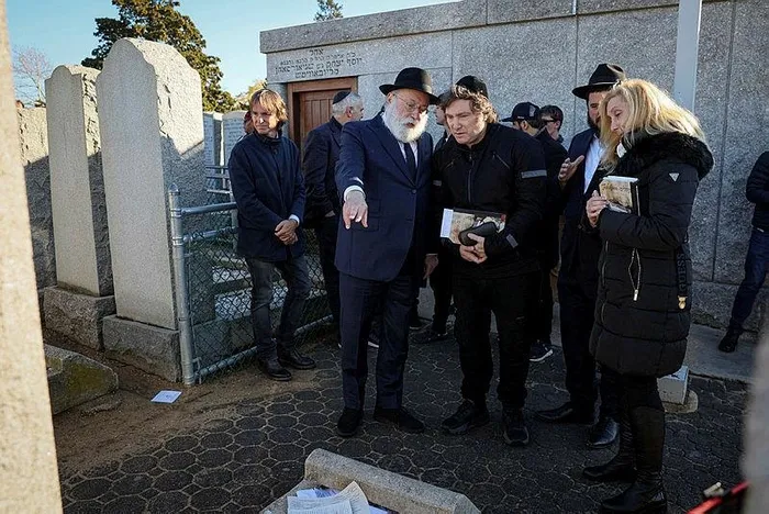 arjantinin-yeni-baskani-javier-milei-ilk-yurt-disi-ziyaretinde-yahudi-hahama-gitti-siyonist-sever-seks-kocunda-1701175922733.jpeg