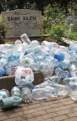 İstanbul'da mezarlıklar çöp yığınlarıyla doldu! Akıllara İBB'nin ibrikleri geldi
