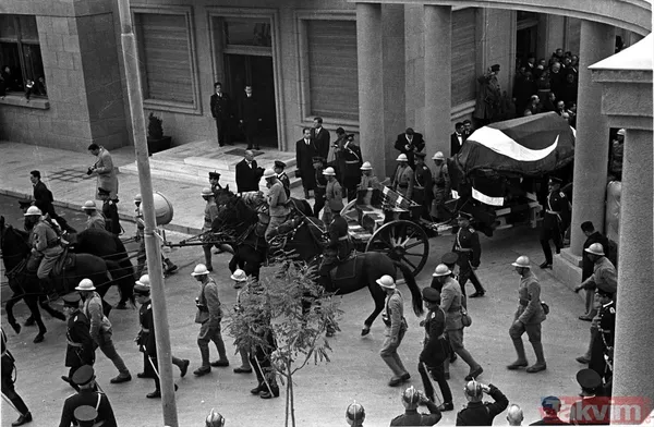 Arşivlerden çıkan fotoğraflarla 10 Kasım 1938 günü ve sonrasında yaşananlar! Büyük Önder Mustafa Kemal Atatürk'ün vefatı - 15