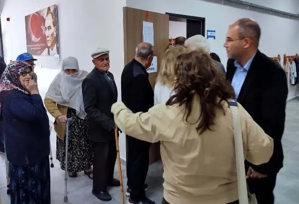 Oy vermeye bastonları ve tekerlekli sandalyelerle gittiler!-4