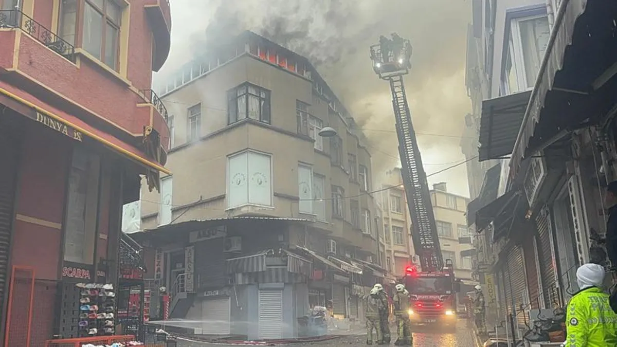 Fatih'te ayakkabı imalathanesinde yangın! Tramvay seferleri normale döndü