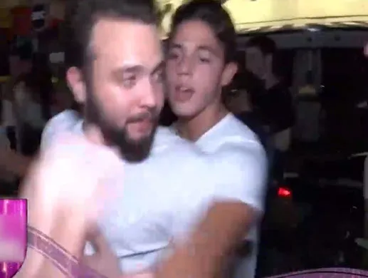 Defne Samyeli'nın 17 yaşındaki kızı Derin Talu erkek arkadaşı küfür kıyamet! Kameralara saldırdı ortalık karıştı-6