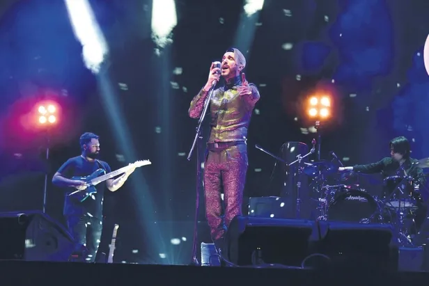 dilan-cicek-deniz-ve-sevgilisi-thor-saevarsson-sosyal-medyayi-salladi-yabanci-damadin-yorumu-herkesi-hayran-bi-1652643920970.jpeg Dilan Çiçek Deniz ve sevgilisi Thor Saevarsson sosyal medyayı salladı! Yabancı damadın yorumu herkesi hayran bıraktı-8