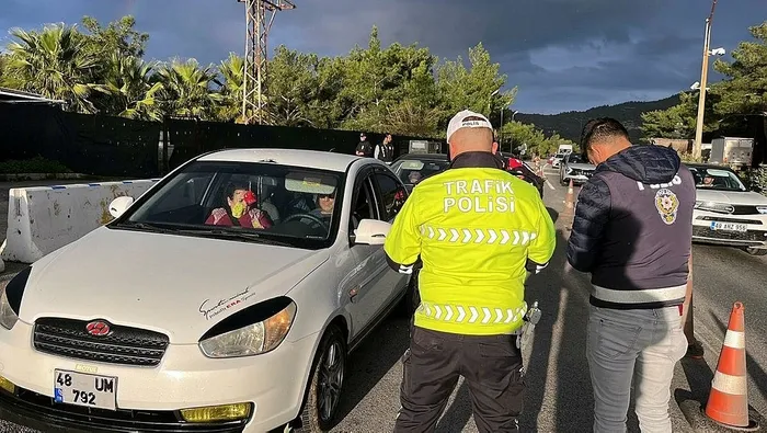 bodrumda-yilbasi-hazirliklari-basladi-ilceye-10-bin-arac-giris-yapti-1703957874164.jpeg Bodrum'da yılbaşı hazırlıkları arttırıldı! İlçeye 10 bin araç giriş yaptı-2