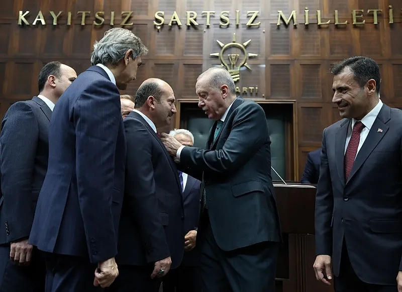 Başkan Erdoğan, partisine katılan Konya Sarayönü Belediye Başkanı Necati Koç'a rozet taktı. (AA)