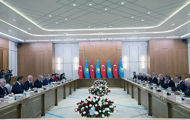 kazakistanda-konsey-toplantisi-baskan-erdogan-onumuzdeki-donemi-birlikte-turk-dunyasi-yuzyili-yapacagiz-1778748128666.jpeg Kazakistan'da Başkan Erdoğan'a Hoca Ahmet Yesevi Nişanı takdim edildi | "Önümüzdeki dönemi birlikte Türk Dünyası Yüzyılı yapacağız"-3