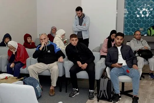 gazzeden-tahliye-edilen-44-turk-istanbulda-vahsetin-boyutunu-boyle-anlattilar-arabalar-cesetlerin-ustunden-gec-1700407104010.jpeg Türkiye vatandaşlarını sahipsiz bırakmadı! Gazze'den tahliye edilen vatandaşlarımız İstanbul’a indi-9