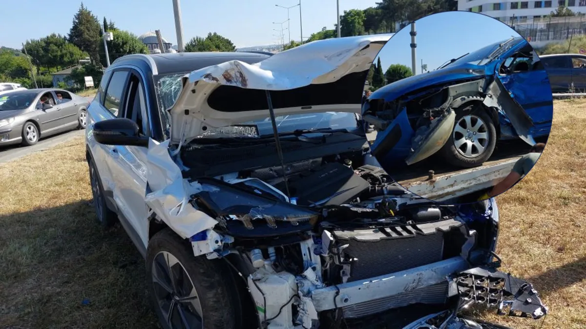 Samsun'da kavşakta feci kaza | 2 otomobil çarpıştı: 4 kişi yaralandı