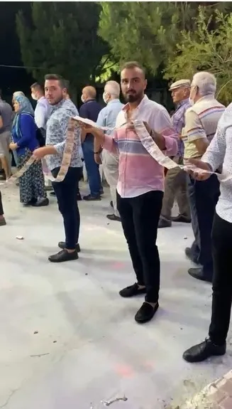 antalyada-cebinden-5-tlden-fazla-para-cikmayan-damada-dugununde-arkadaslari-bin-adet-5-tl-taktilar-1625477214045.jpg