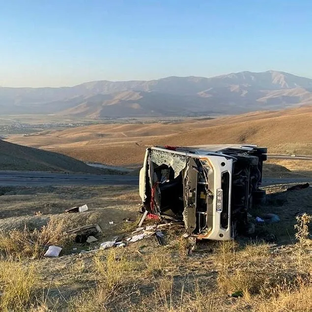 Göçmenleri taşıyordu! Şarampole uçtu