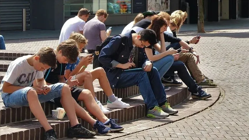 1782778119955.jpeg Türkiye'de internet kullanımı alarm veriyor: Günde 7 saati aştı!-2