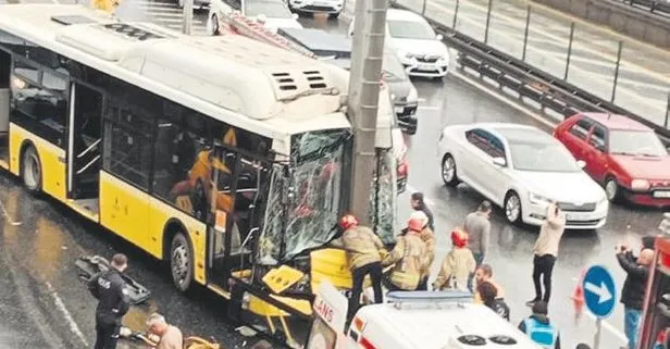Faciaya ramak kala! İETT otobüsü direğe çarptı: 5 yaralı