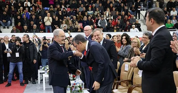 Yılmaz Büyükerşen'e "sus" öpücüğü! Özgür Özel yeni koltuk verdi