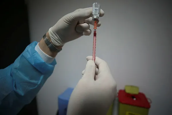 koronavirus-sahtekarliginda-akilalmaz-detaylar-yarim-doz-asi-sahte-asi-karti-bos-sise-satisi-1631524416498.jpg Koronavirüs sahtekarlığında akılalmaz detaylar! Yarım doz aşı, sahte aşı kartı, boş şişe satışı...-4