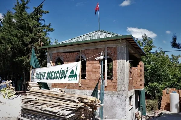 ibb-kacak-oldugunu-savunarak-mescidi-yikmaya-hazirlaniyor-en-yakin-cami-3-kilometre-uzaklikta-1633414248034.jpg