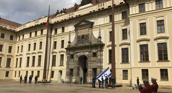 son-dakika-avusturyanin-ardindan-cekya-da-israil-bayragiyla-katillere-destek-verdi-1621084604092.jpg SON DAKİKA: Avusturya'nın ardından Çekya da İsrail bayrağıyla katillere destek verdi-3