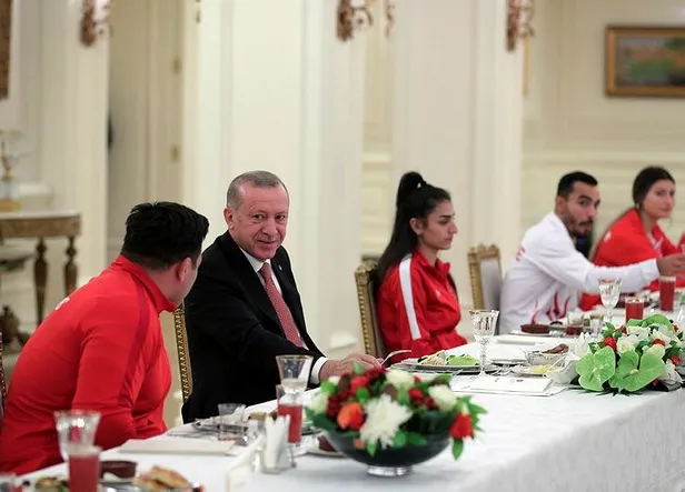baskan-erdogan-avrupa-ve-dunya-sampiyonalarinda-madalya-kazanan-milli-sporcularla-iftar-yapti-1620326853703.jpeg