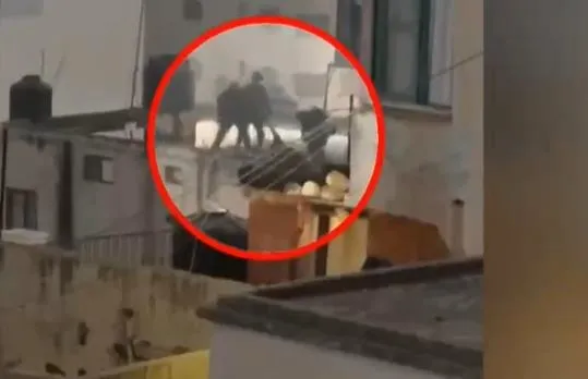 İsrail askerleri şehit olan Filistinlinin cenazesini tekmeleyerek çatıdan attı-3
