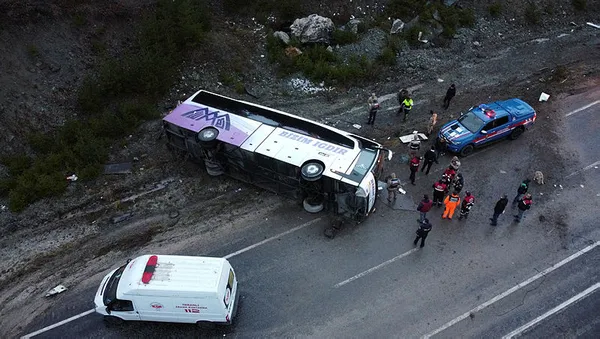 son-dakika-erzincanda-yolcu-otobusu-devrildi-cok-sayida-yarali-var-1638077660613.jpg SON DAKİKA! Erzincan'da yolcu otobüsü devrildi! Çok sayıda yaralı var-4