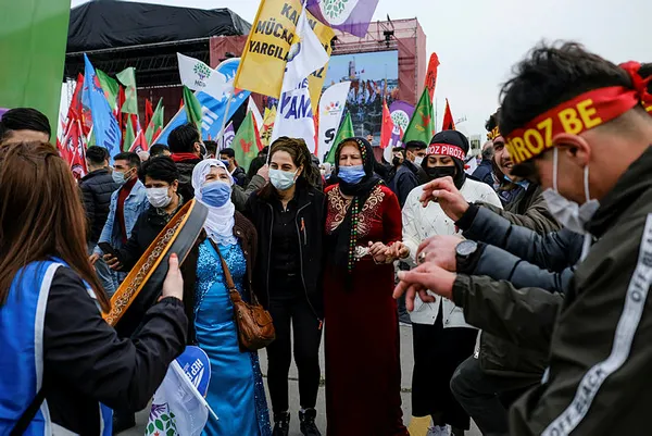 hdpnin-olayli-nevruz-etkinliginde-bolucu-teror-orgutu-pkk-lehine-sloganlar-atildi-14-gozalti-1616272328365.jpg HDP'nin olaylı Nevruz etkinliğinde bölücü terör örgütü PKK lehine sloganlar atıldı: 14 gözaltı-3