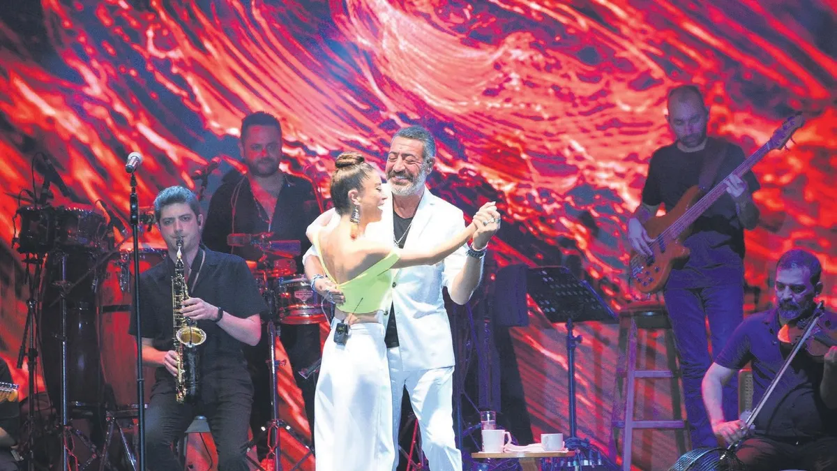 Hakan Altun'dan sahnede dinleyenlerini güldüren espri
