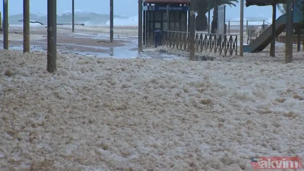 İspanya'da Fırtına Sonrası Deniz Köpürdü,