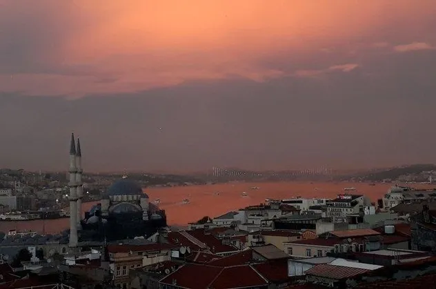 İstanbul Boğazı kızıla boyandı