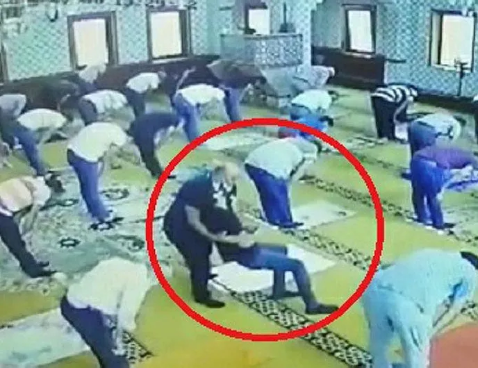 Namazda baygınlık geçiren genci böyle yakaladı