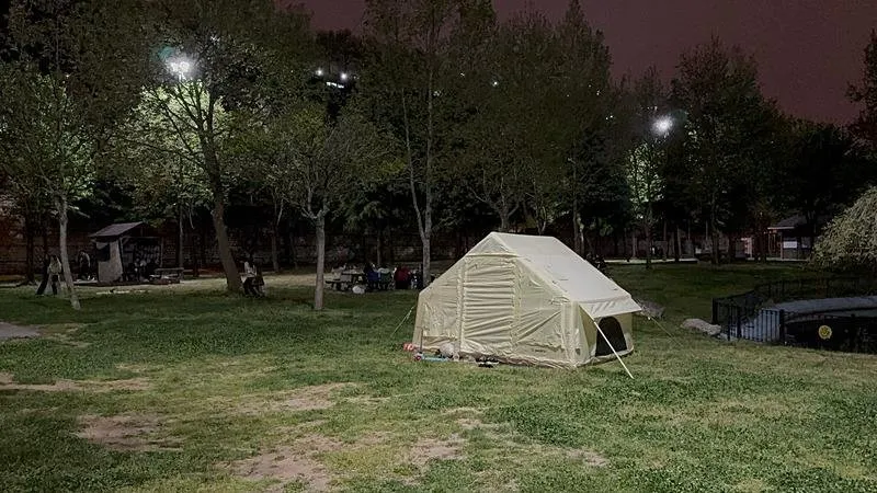 Bazı vatandaşlar dün geceyi parklarda geçirdi. (AA)
