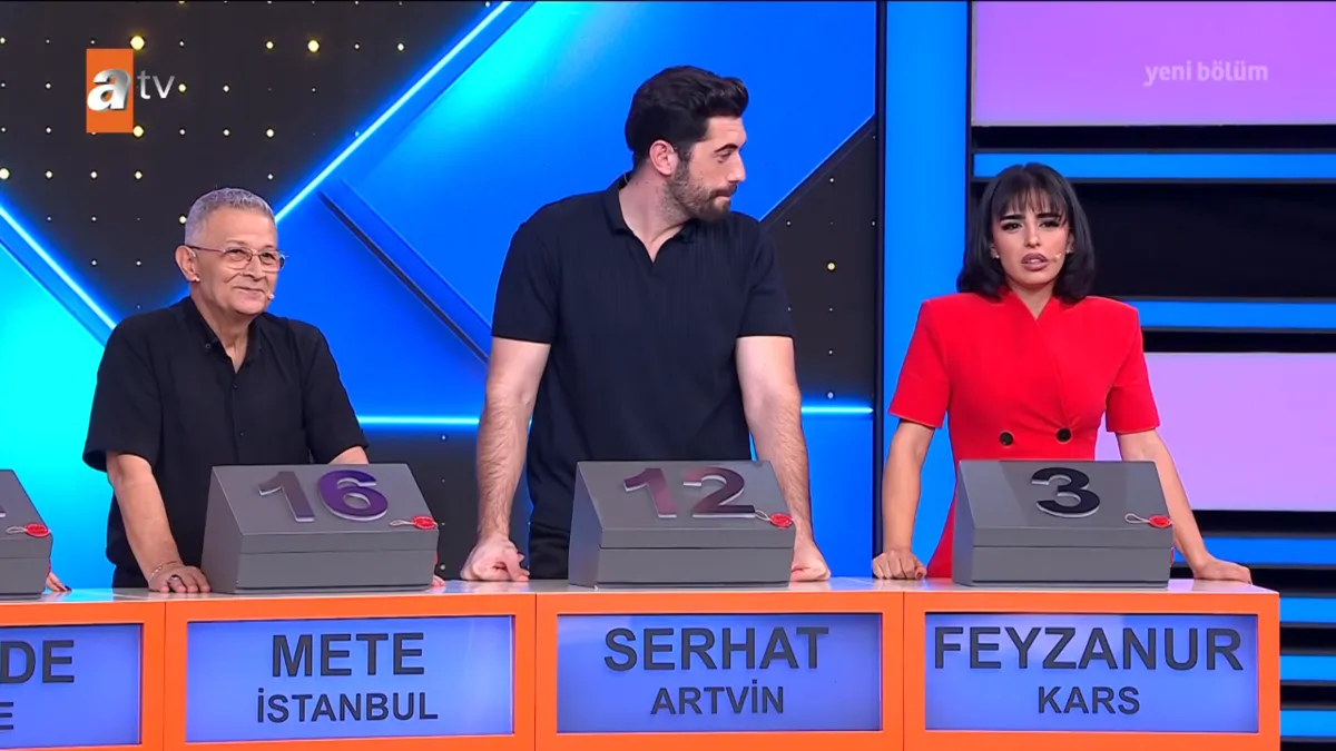 var-misin-yok-musunda-hem-romantizm-hem-gozyasi-karakolda-hayatinin-askini-bulan-gulsahin-kutusundan-ne-cikaca-1793129889717.png Carlos’tan öğrendiği İspanyolca kelimelerle Feyzanur’un saçlarını öven Zeynel, stüdyodaki herkesi neşelendirdi.