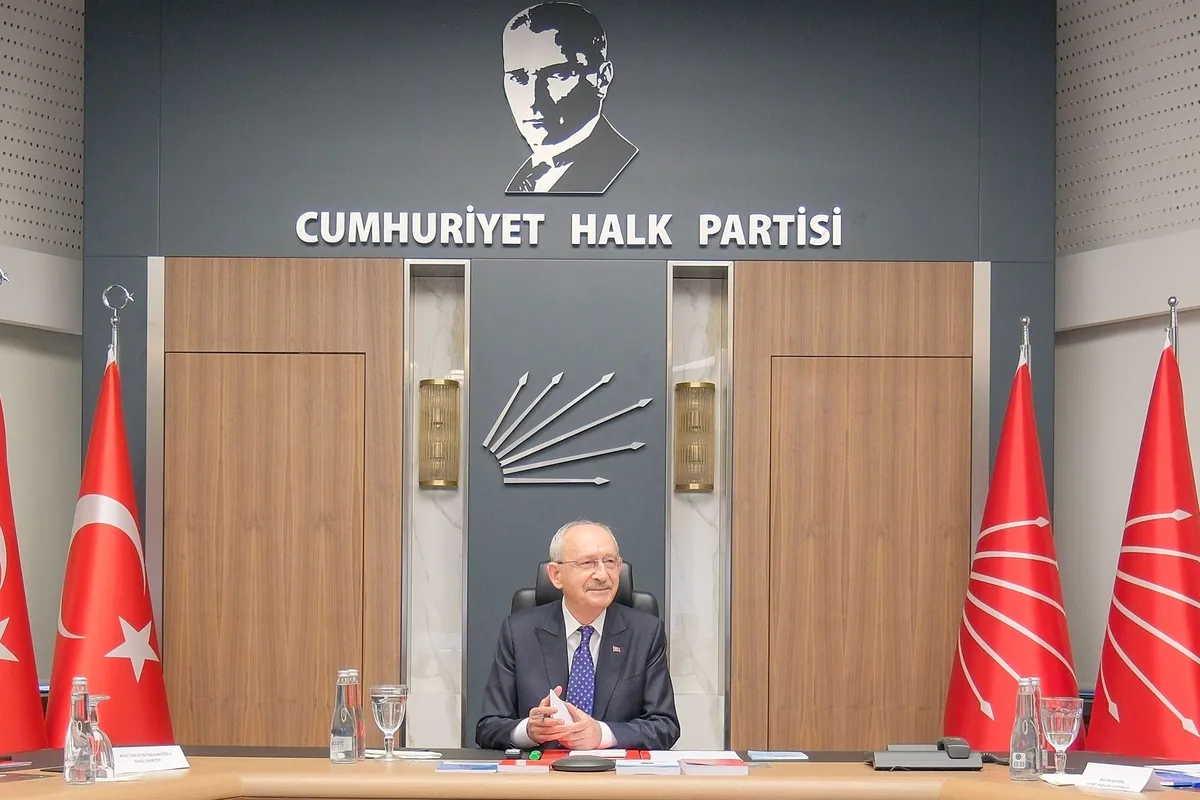 chpde-mutlak-yol-ayrimi-kilicdaroglunun-25-yilda-geldigini-nokta-ozgur-ozel-batiya-yalvaracak-durumda-1780806595732.jpeg CHP'de "mutlak" yol ayrımı! Kılıçdaroğlu'nun 2.5 yılda geldiği nokta: "Özgür Özel Batı'ya yalvaracak durumda"-5