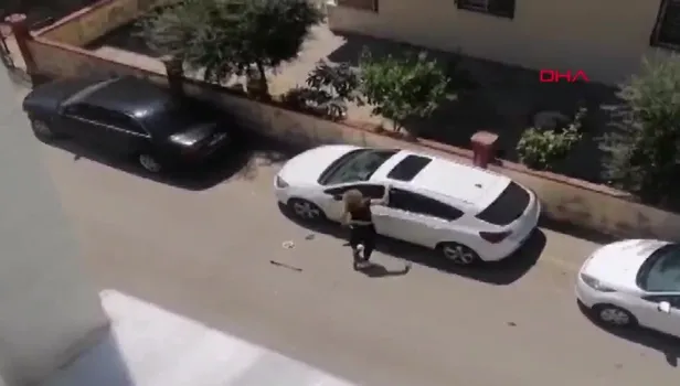 Antalya’da demir çubuklu kadın dehşet saçtı!