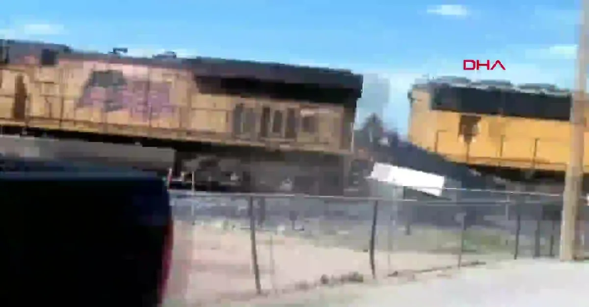Tren, hemzemin geçitteki TIR’a böyle çarptı