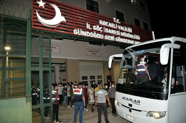 Kocaeli’de 401 kaçak göçmen sınır dışı edilerek ülkelerine gönderildi