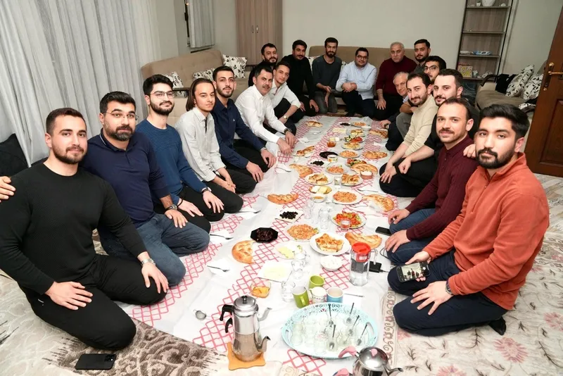 murat-kurumdan-ogrenci-evinde-sahur-mutfaga-girdi-yemek-hazirladi-1710225820575.jpeg Murat Kurum'dan öğrenci evinde sahur: Mutfağa girdi yemek hazırladı-3