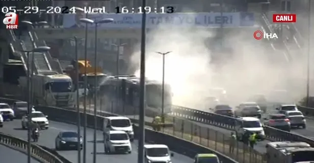 SON DAKİKA | Küçükçekmece'de metrobüs yangını! Ekipleri alarma geçiren olay
