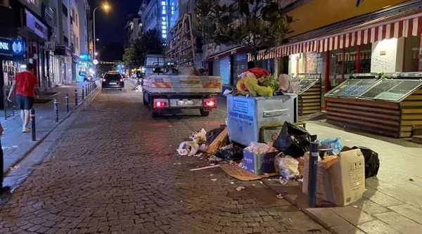 istanbulda-chp-nostaljisi-kadikoyde-ve-metrolarda-cop-daglari-birikti-kokudan-durulmuyor-1689150461717.jpg İstanbul'da CHP nostaljisi: Kadıköy'de ve metrolarda çöp dağları birikti! Kokudan durulmuyor-3