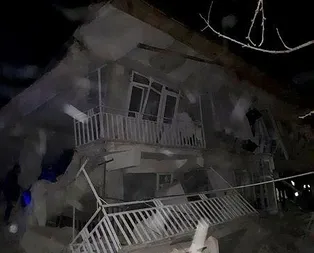 Elazığda 6,8 şiddetinde deprem! İşte yıkılan binaların ilk görüntüsü...
