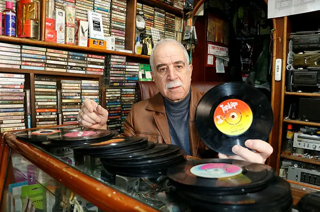 45 yılda 13 bin plak ve kaset biriktirdi