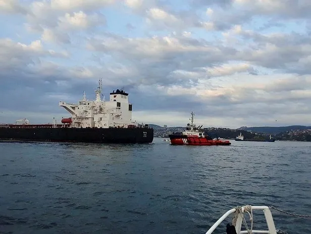 istanbul-bogazi-trafigi-askiya-alindi-ham-petrol-tasiyan-tanker-1622222553107.jpeg