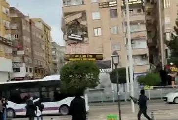 8 katlı bina yerle bir! Enkaz altında kalanlar var