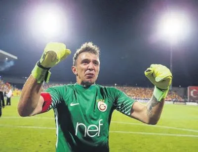 Muslera açık kapatıyor