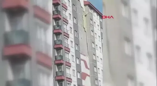 Son dakika: Esenler'de korku dolu anlar! 16 katlı binanın dış cephesi çöktü-5