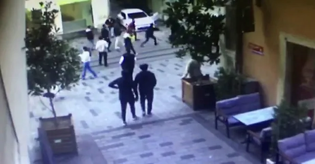 Türkiye'nin en popüler caddesi İstiklal'de "Yolu açar mısınız?" diyen kişi kalçasından vuruldu