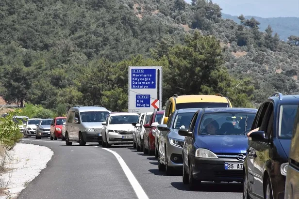 Muğla Akyaka'da tatilciler uzun araç kuyrukları oluşturdu! 3 saatte 30 bin araç geçti-8