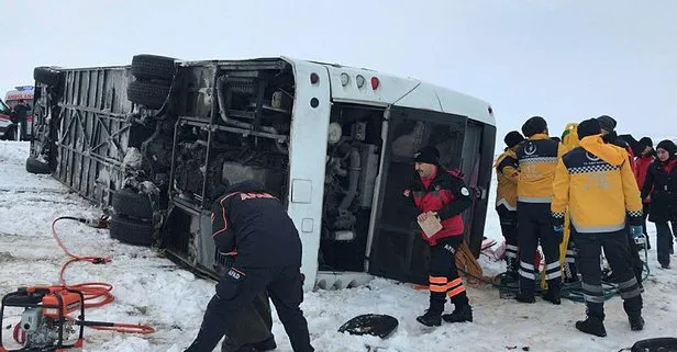 Son dakika: Sivas’ta yolcu otobüsü devrildi! Çok sayıda yaralı var