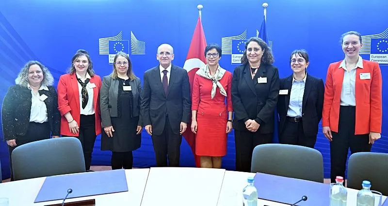 Toplantıya, Hazine ve Maliye Bakanı Mehmet Şimşek (sol 4), AB Komisyonu Ekonomiden Sorumlu Üyesi Valdis Dombrovskis ve AB Komisyonu Genişlemeden Sorumlu Üyesi Marta Kos (sağ 4) gibi çok sayıda üst düzey yetkili katıldı. (AA)